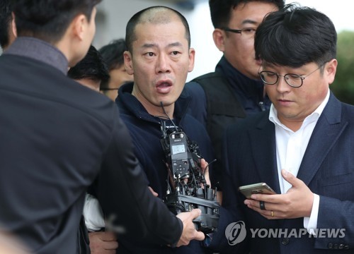 답변하는 안인득