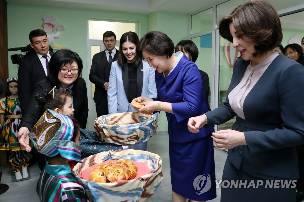 김정숙 여사, 우즈베키스탄 특수유치원 방문