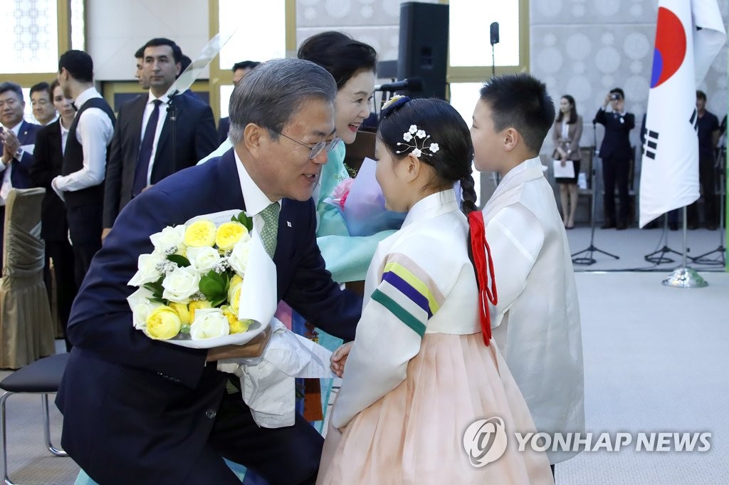 우즈베키스탄 동포간담회, 꽃다발 받는 문 대통령 내외