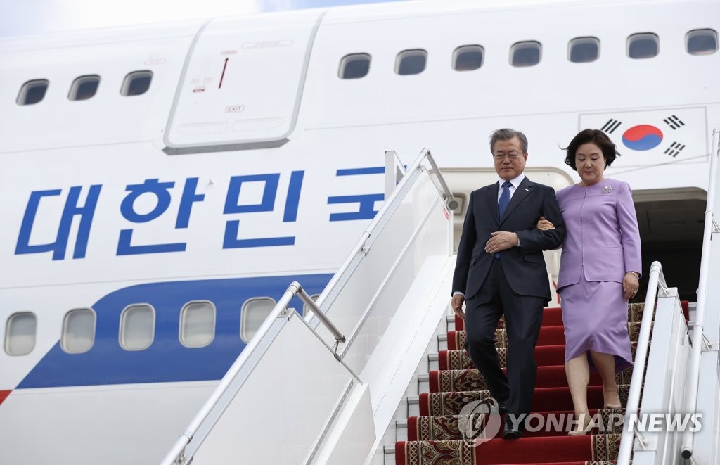 카자흐스탄 도착한 문 대통령 내외