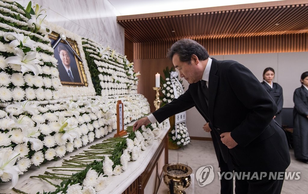 El PM asiste al funeral por el exlegislador Kim Hong-il El PM asiste al funeral por el exlegislador Kim Hong-il