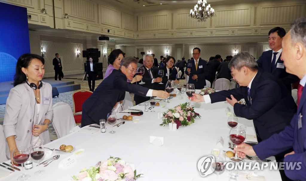 문 대통령 내외, 카자흐 동포들과 건배