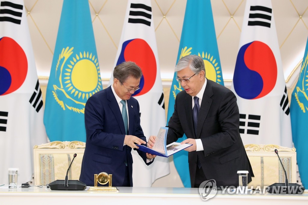 고려인 관련 사진첩 전달받는 문 대통령