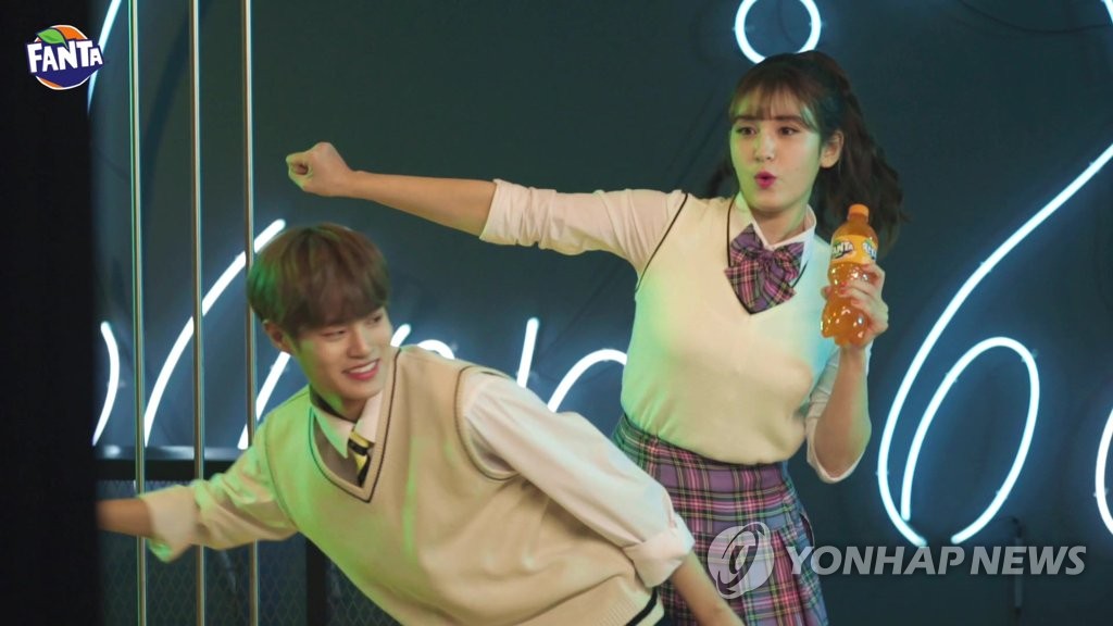 Singers Jeon So-mi and Lee Dae-hwi Singers Jeon So-mi and Lee Dae-hwi