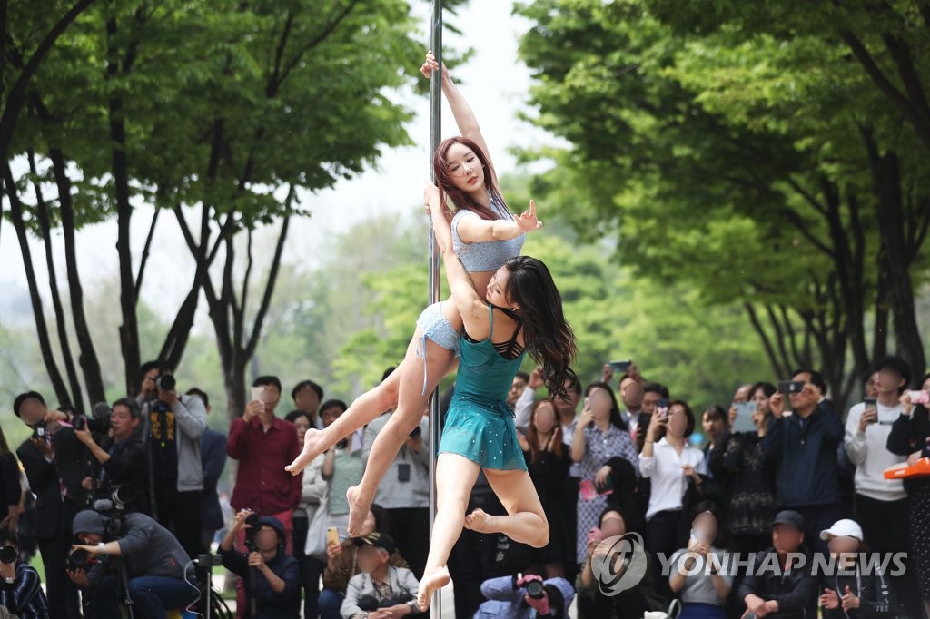 시선집중 폴댄스…′문화가 흐르는 서울광장′ 공연