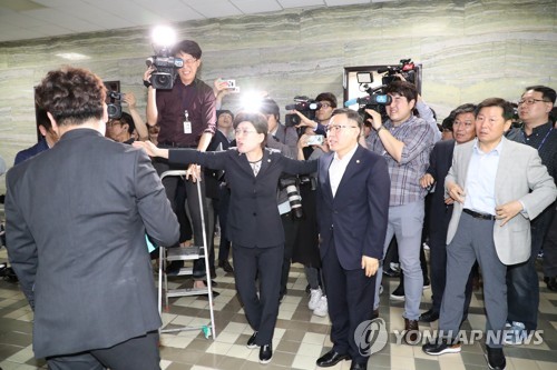 공수처 법안 접수 저지하는 자유한국당