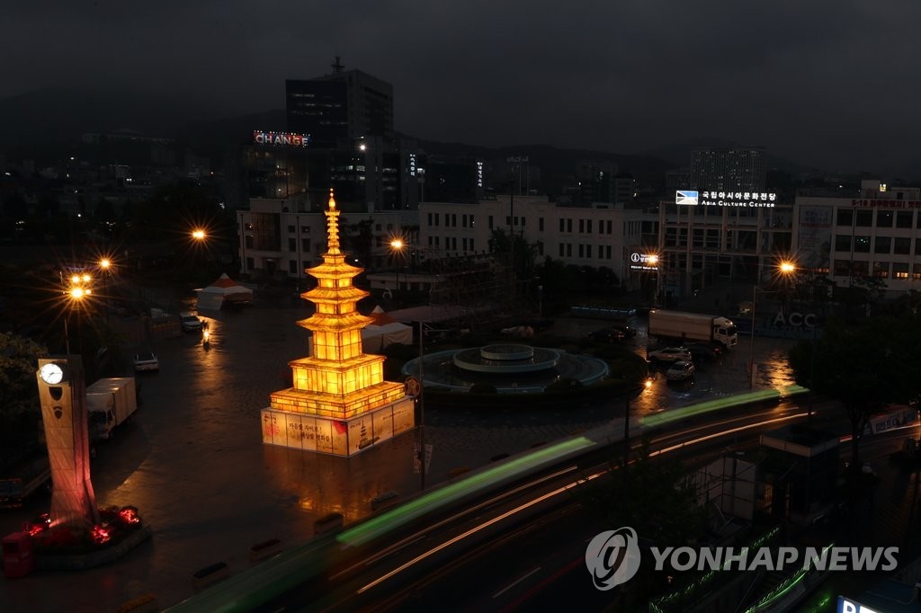 한지로 재현한 석가탑, 광장을 밝히다