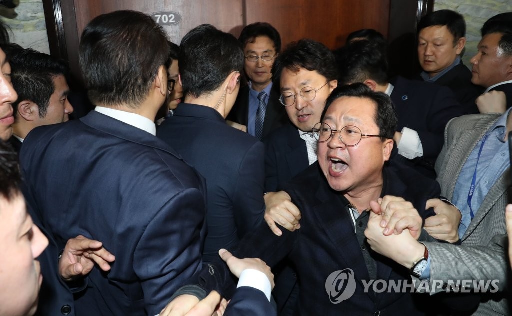 수사권조정법안 제출 시도 항의하는 한국당