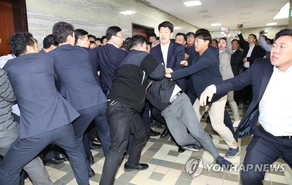 与野党が国会で衝突 与野党が国会で衝突