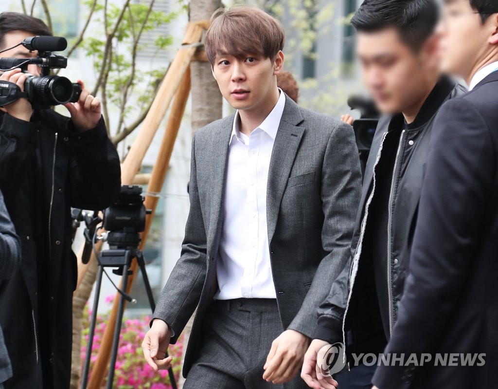 머리 염색하고 영장실질심사 출석하는 박유천