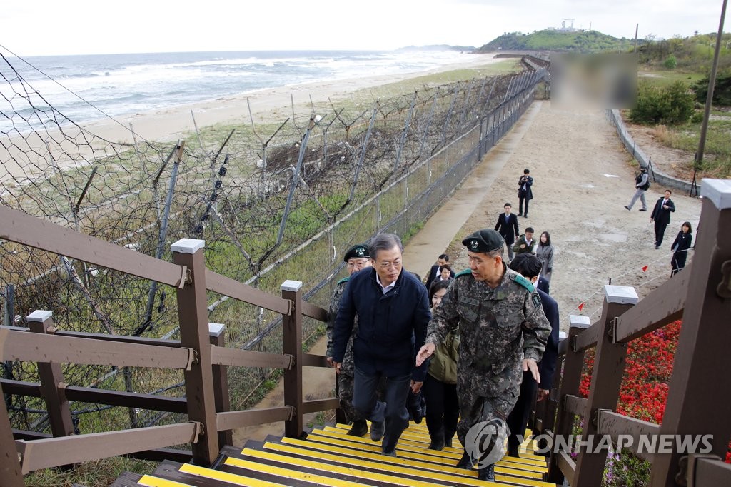 DMZ 평화의 길 전망대 향하는 문 대통령