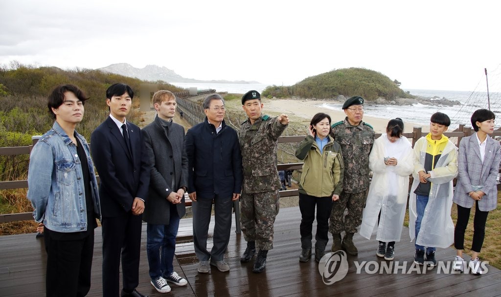 DMZ 평화의 길 전망대 오른 문 대통령
