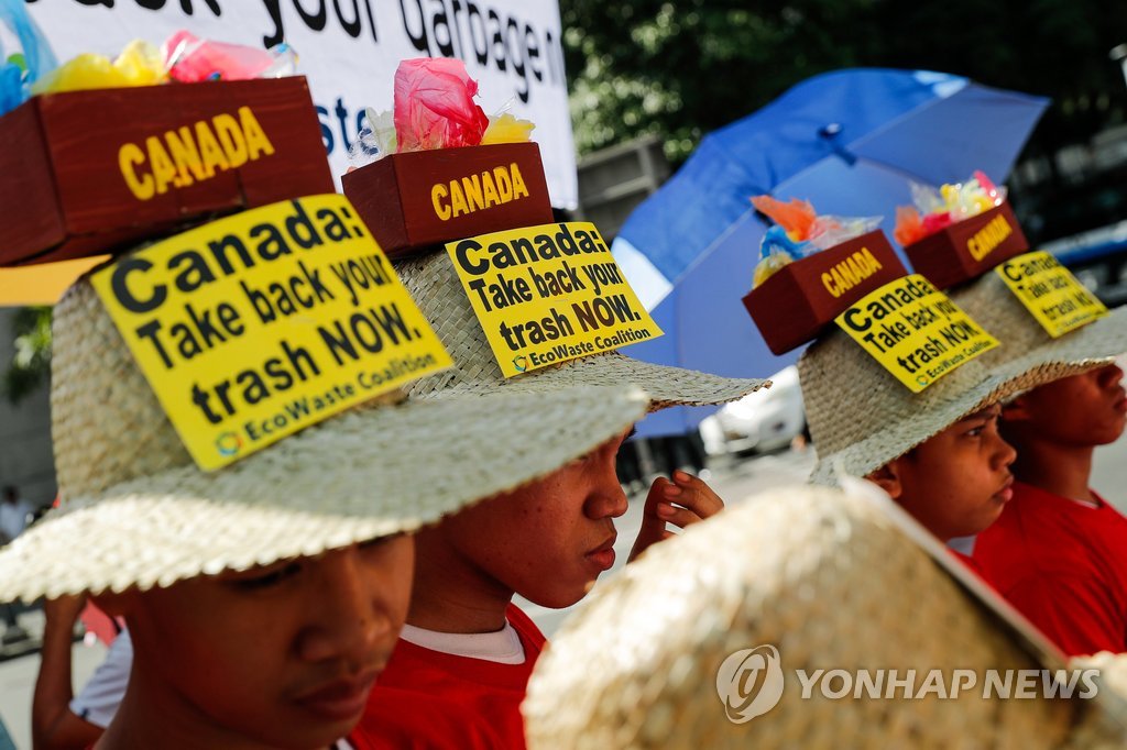 '쓰레기 되가져가라'…比 캐나다대사관 앞 시위