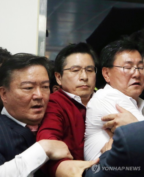 광주 송정역 귀빈실로 몸 피하는 한국당 황교안 대표