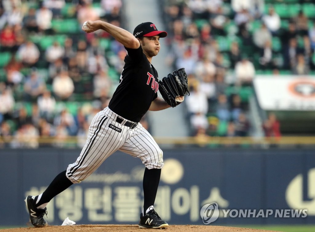 Tyler Wilson of the LG Twins checks the runner at first base in the bottom of the first inning of a Korea Baseball Organization regular season game against the Doosan Bears at Jamsil Stadium in Seoul on May 3, 2019. (Yonhap)