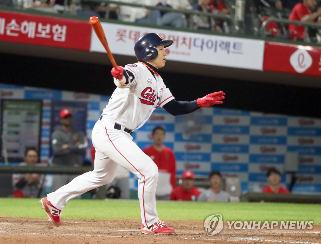 Son Ah-seop of the Lotte Giants takes a swing during a Korea Baseball Organization regular season game against the SK Wyverns at Sajik Stadium in Busan, 450 kilometers southeast of Seoul, on May 3, 2019. (Yonhap)