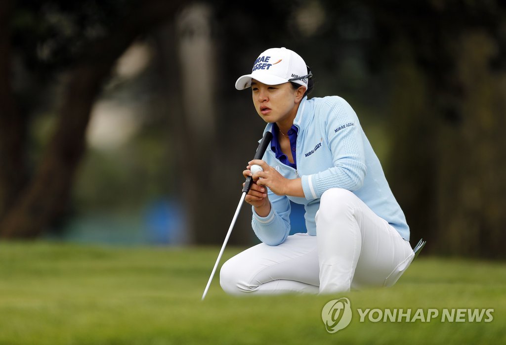 퍼팅라인 살피는 김세영…메디힐 챔피언십 3R 단독 선두