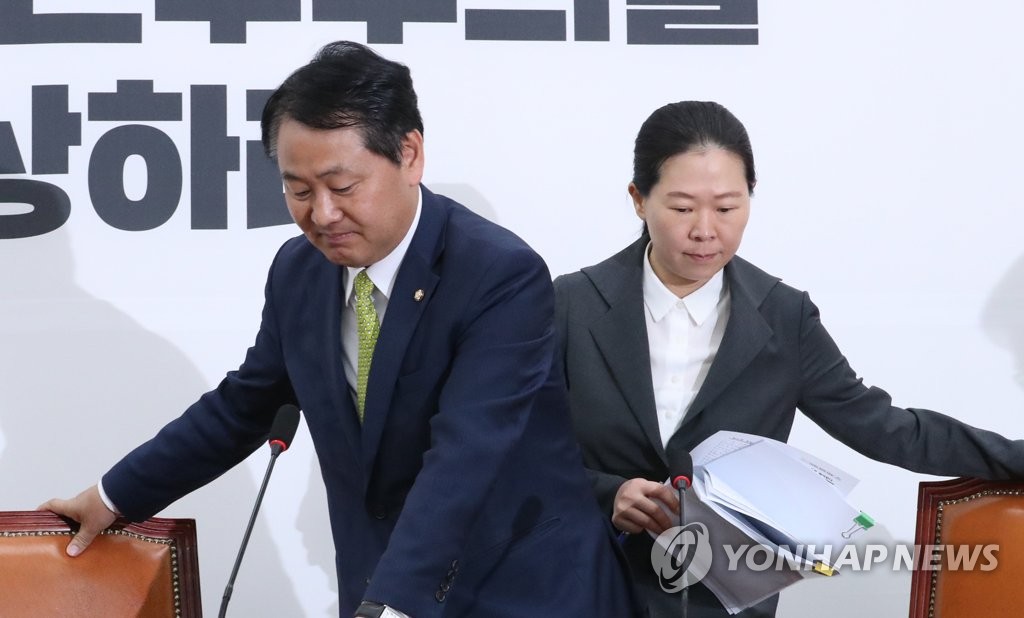 원내정책회의 들어서는 김관영-권은희