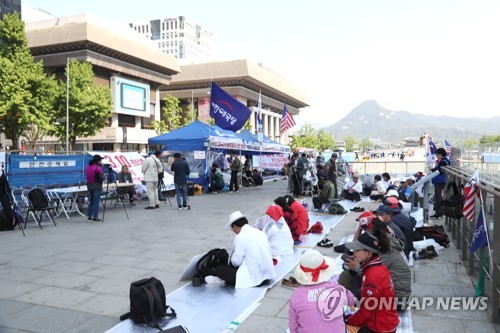 지난달 14일의 광화문광장 대한애국당 천막