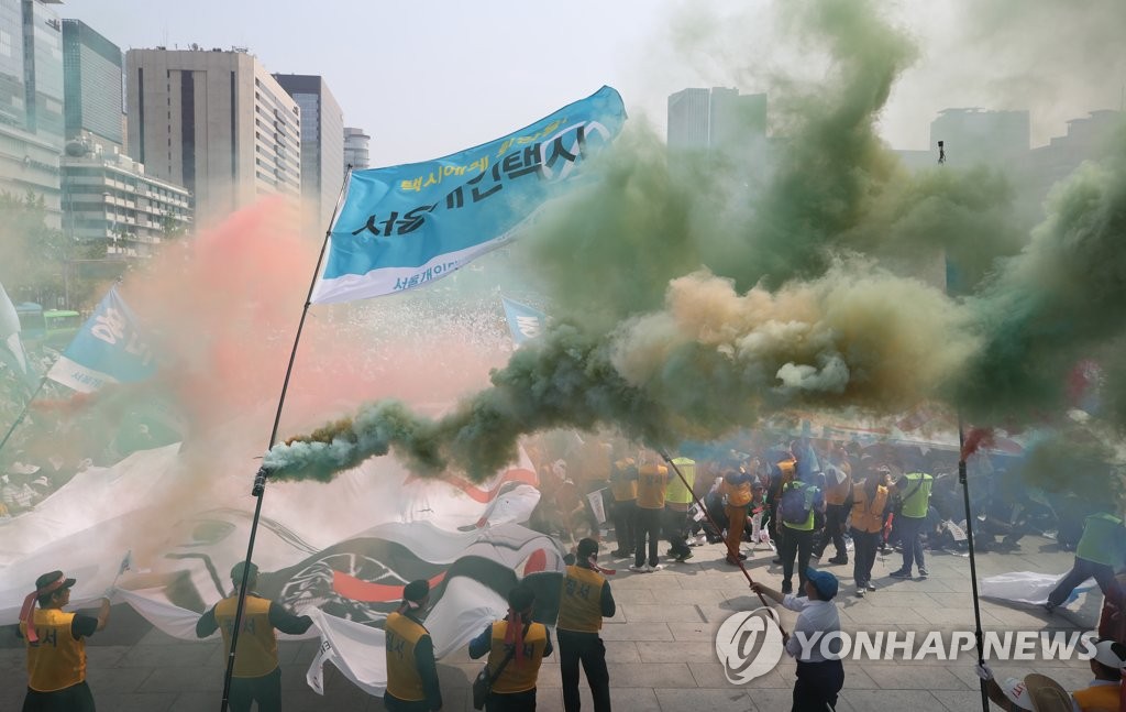 '타다 OUT' 현수막 찢는 택시기사들