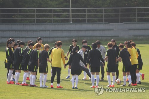 훈련 시작하는 여자축구대표팀