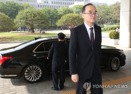 출근하는 문무일 검찰총장