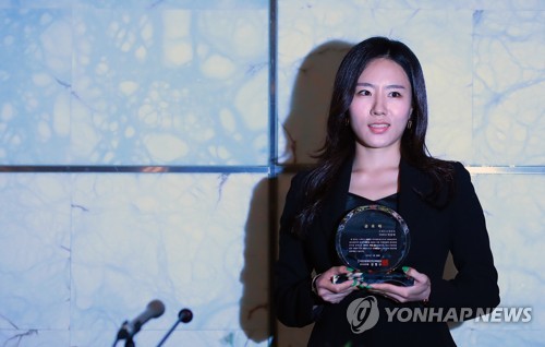공로패 받은 ‘빙속 여제’ 이상화