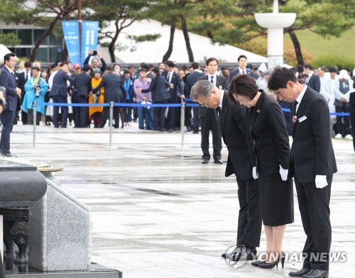 묵념하는 문 대통령