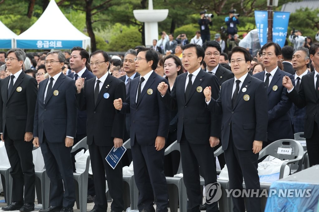 임을 위한 행진곡 제창하는 황교안 대표