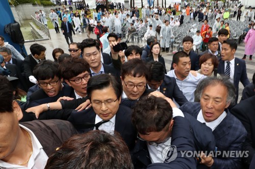 황교안 5·18기념식 참석 항의하는 시민