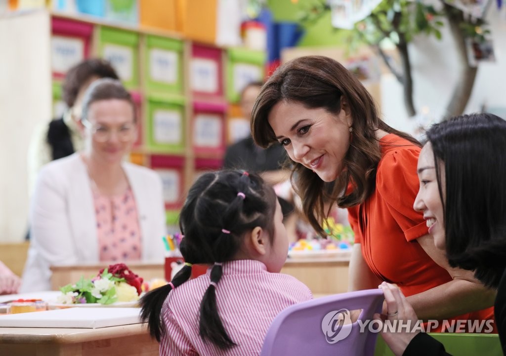 La princesse Mary avec des enfants La princesse Mary avec des enfants