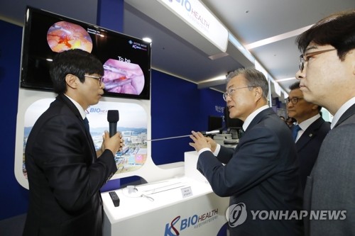 바이오 의료기기 '복강경 조직절제기' 살펴보는 문 대통령