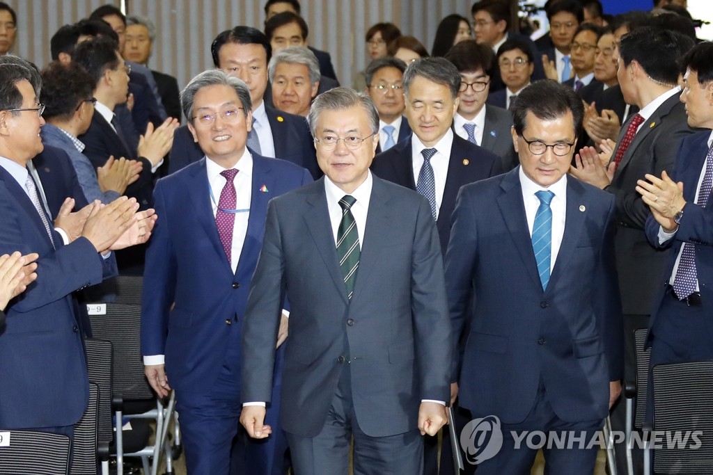 바이오헬스 국가비전 선포식 입장하는 문 대통령