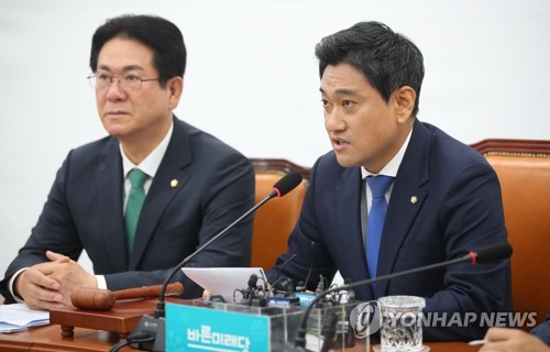 발언하는 오신환 원내대표