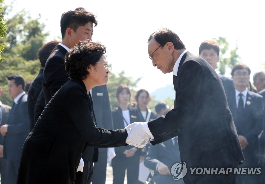 유가족과 인사하는 이해찬 대표