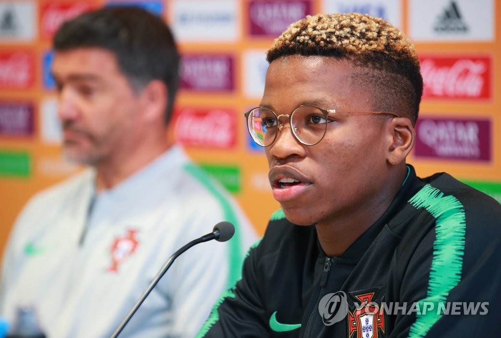 질문에 답하는 포르투갈 U-20 플로렌티노 루이스