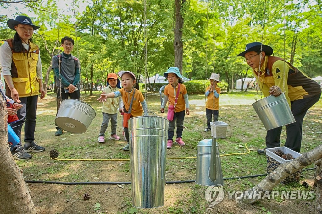 '숲에서 놀아요'