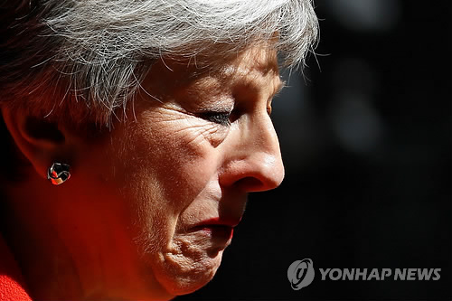 울먹이며 사퇴 발표하는 메이 영국 총리