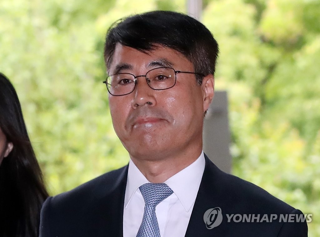 유해용, '사법행정권 남용' 연루 첫 재판 출석