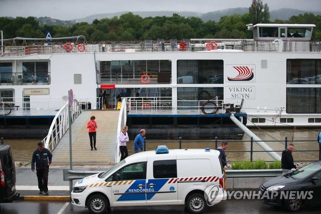 (부다페스트=연합뉴스) 홍해인 기자 = 한국인 관광객들이 탑승한 유람선 '허블레아니'(헝가리어로 '인어')와 추돌한 것으로 추정되는 바이킹 크루즈가 지난달 30일 오전 부다페스트 다뉴브강에 정박해 있다. 배 안에 관계자들로 추정되는 사람들의 모습이 보인다.
