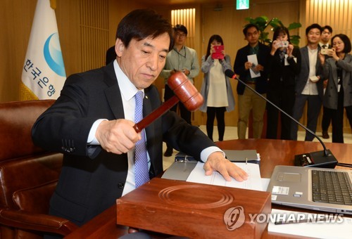의사봉 두드리는 이주열 총재