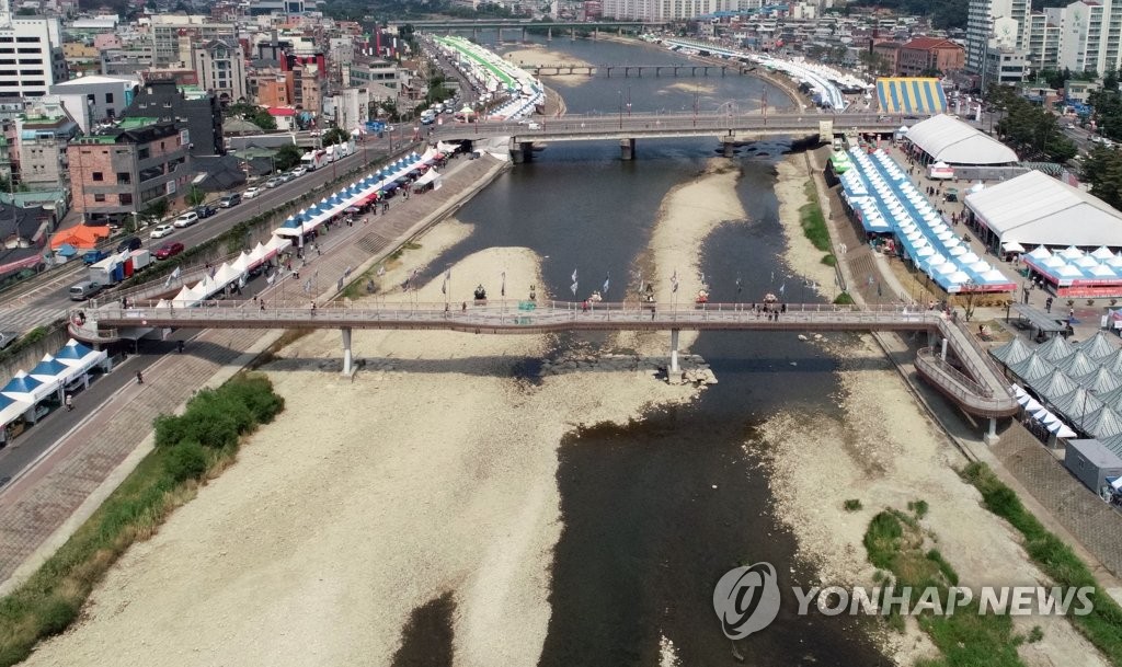 가뭄으로 바닥 드러낸 강릉 남대천