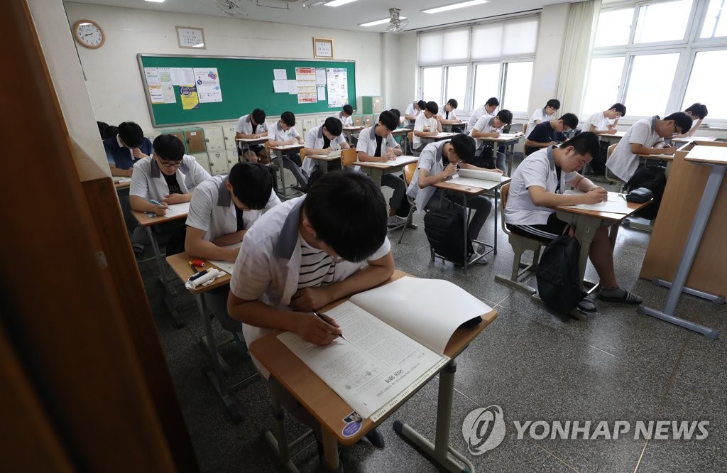 6월 한국교육과정평가원 주관 모의평가를 치르는 학생들. [연합뉴스 자료사진]