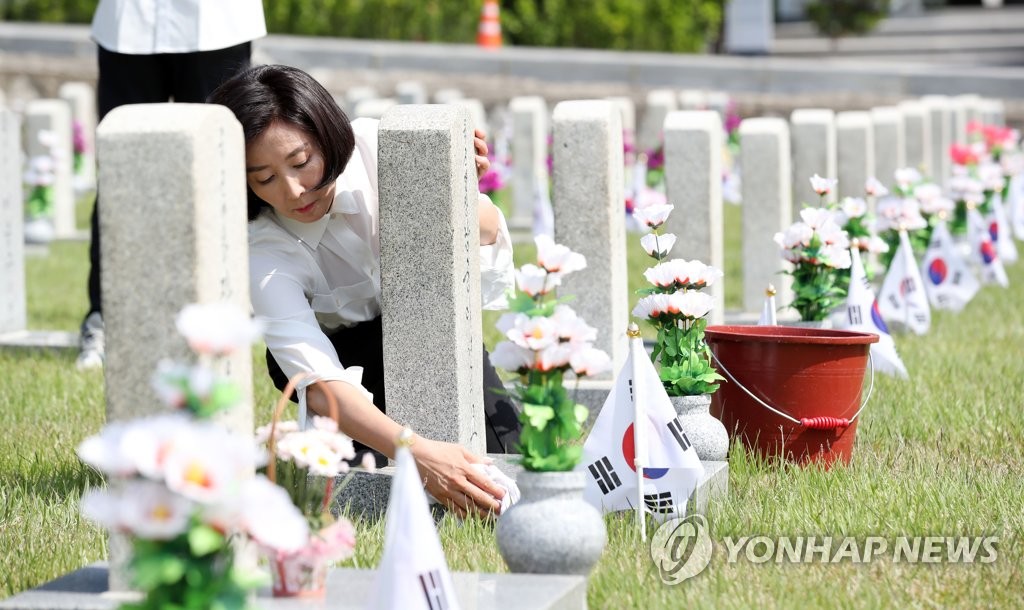나경원, 현충원 묘비정화 봉사활동