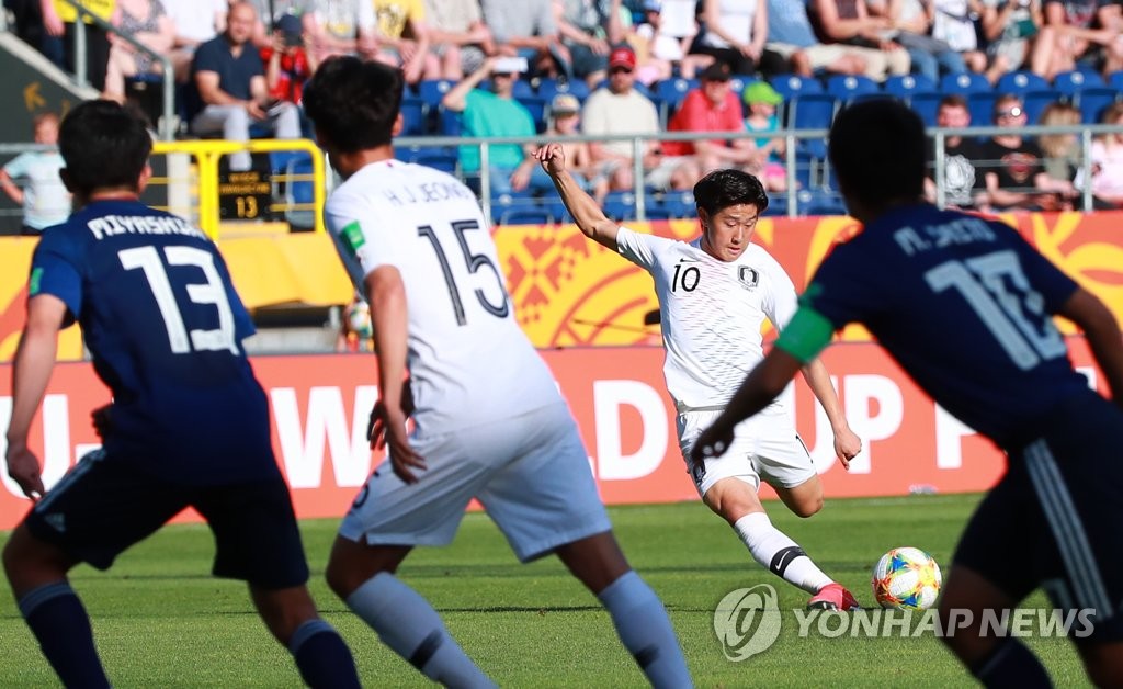 Lee Kang-in of South Korea takes a shot against Japan during their round of 16 match at the FIFA U-20 World Cup at Lublin Stadium in Lublin, Poland, on June 4, 2019. (Yonhap)