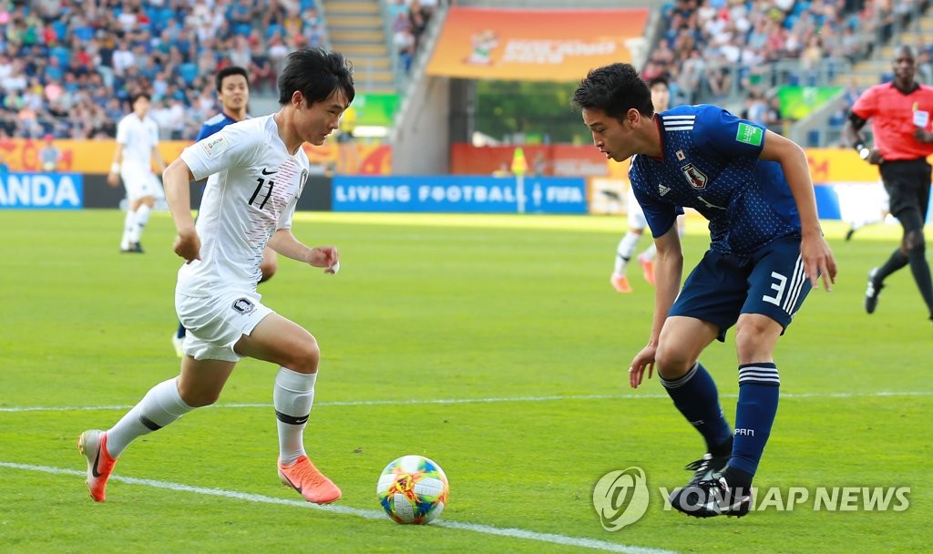 Um Won-sang of South Korea tries to dribble past Yuki Kobayashi of Japan during their round of 16 match at the FIFA U-20 World Cup at Lublin Stadium in Lublin, Poland, on June 4, 2019. (Yonhap)