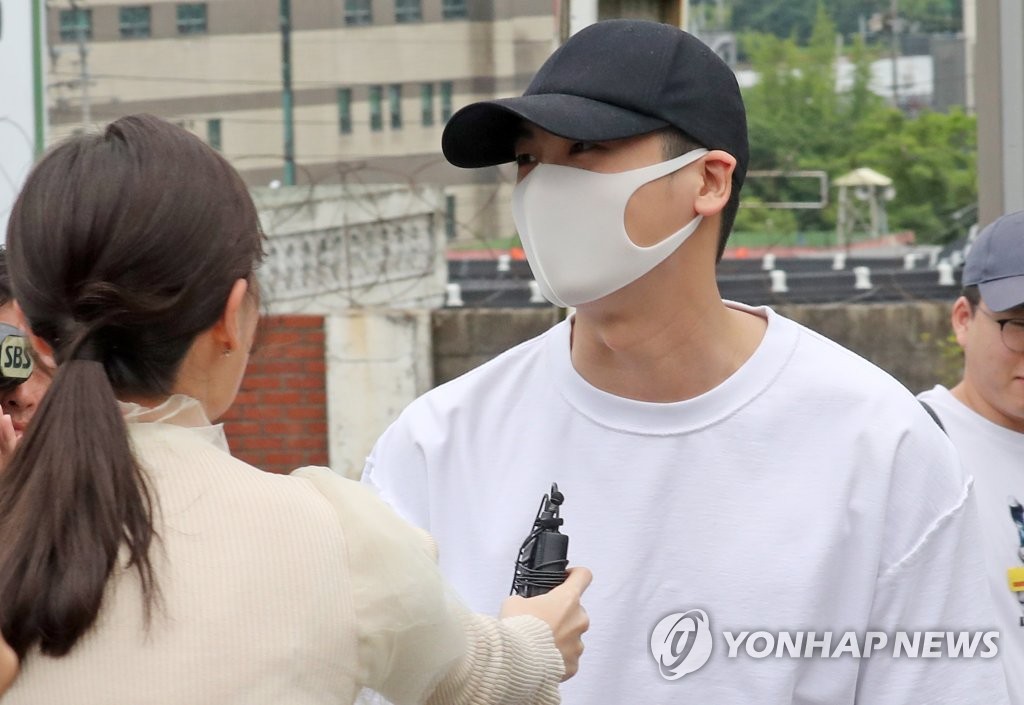 Actor Park Hyung-sik joins Army Actor Park Hyung-sik joins Army