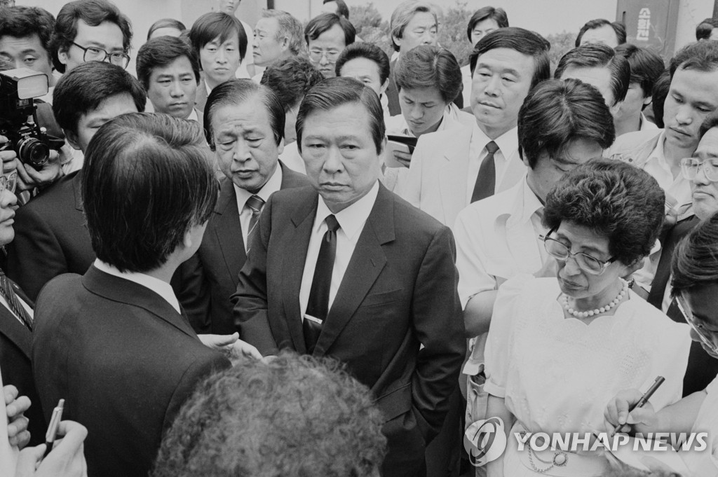 고 이한열 열사 영안실 찾은 DJ와 이희호 여사