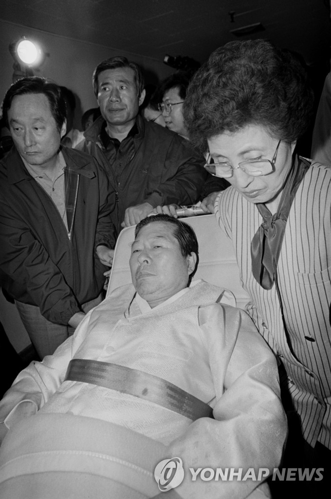단식으로 세브란스 병원 향하는 DJ와 이희호 여사