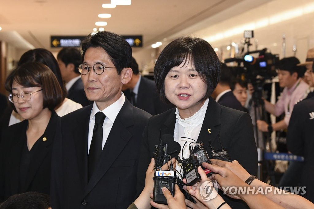 고 이희호 여사 빈소 찾은 이정미 대표